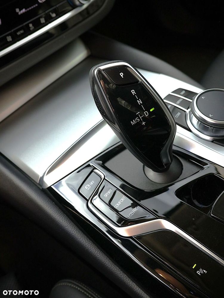 BMW Seria 5 520d xDrive mHEV - 38