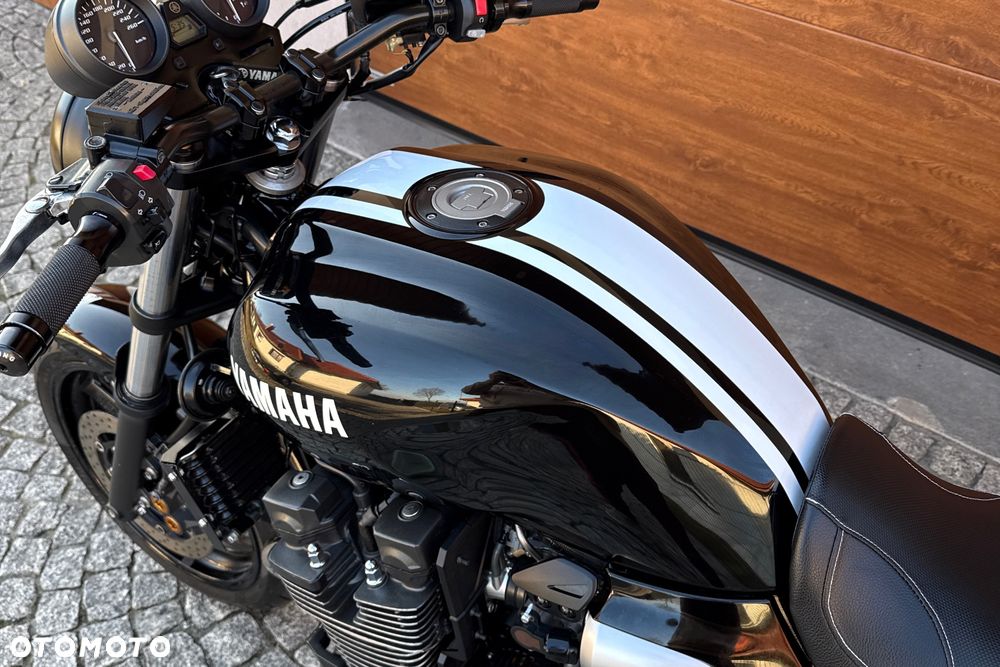 Yamaha XJR - 26