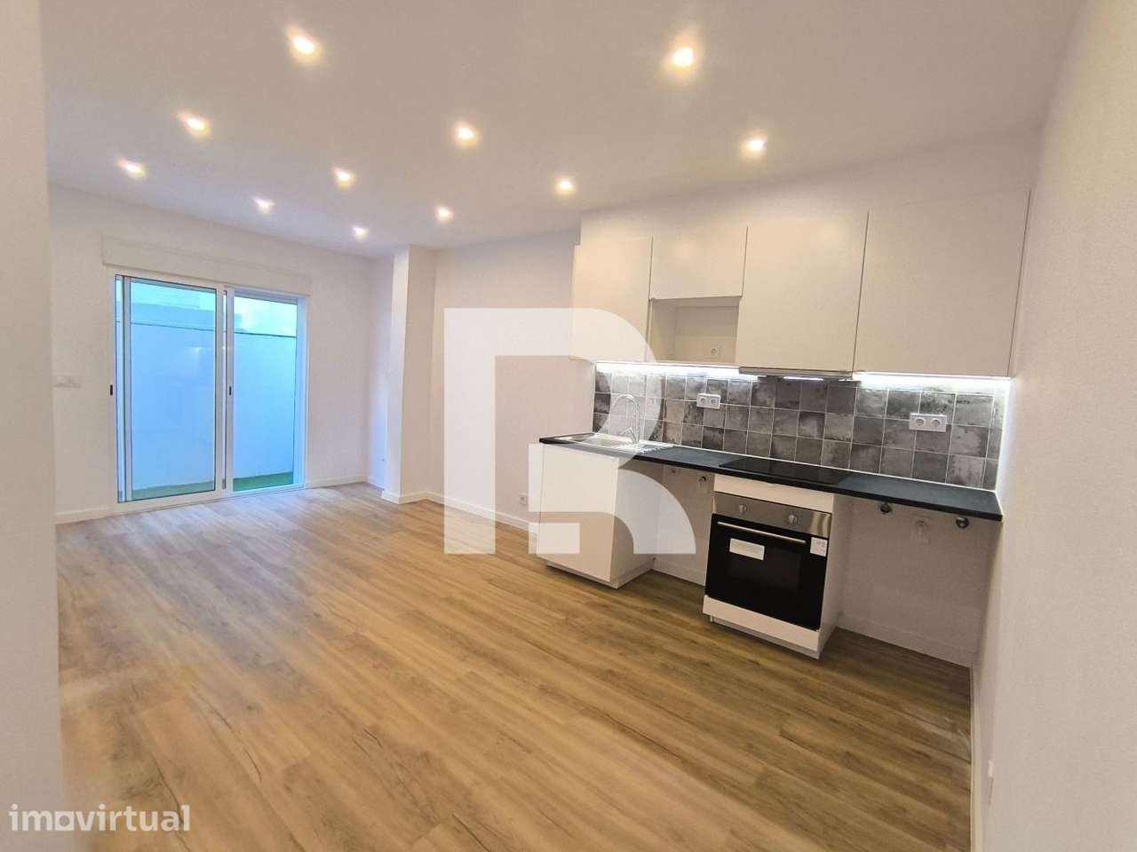 Apartamento T1+1 com Terraço totalmente remodelado em Sacavém - Grande imagem: 4/28