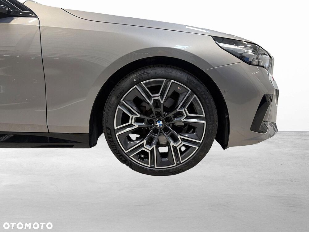 2025 BMW Seria 5, photograph 9