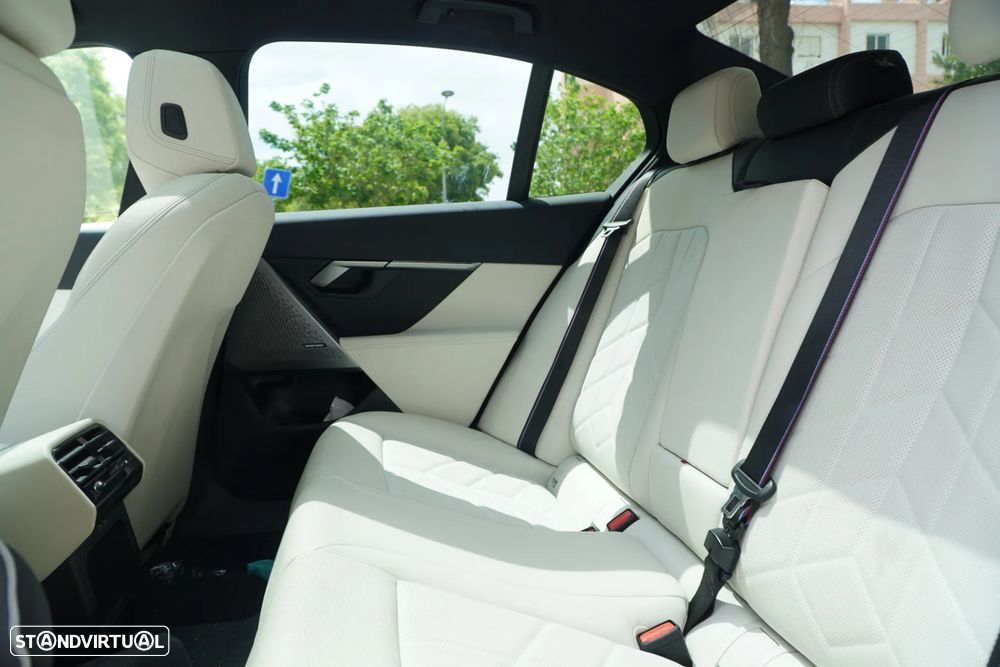 BMW i5 - 4