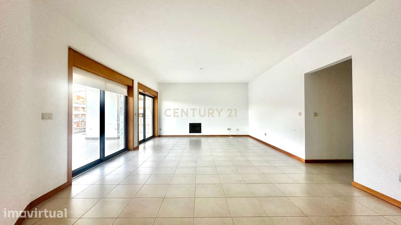 Apartamento T4 com Terraço, Varandas, Garagem e Lugar de Estacionament - Grande imagem: 4/40