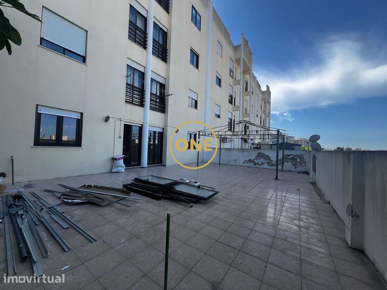 Apartamento T3 em remodelação com Terraço de 80m2 e Vista Serra da Arr - Grande imagem: 3/12