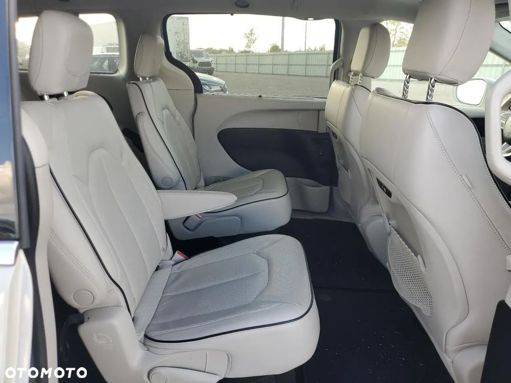 Chrysler Pacifica - 11