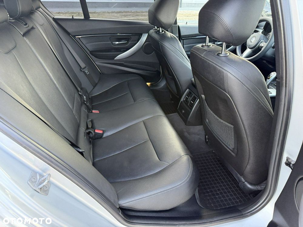 BMW Seria 3 318d M Sport - 34