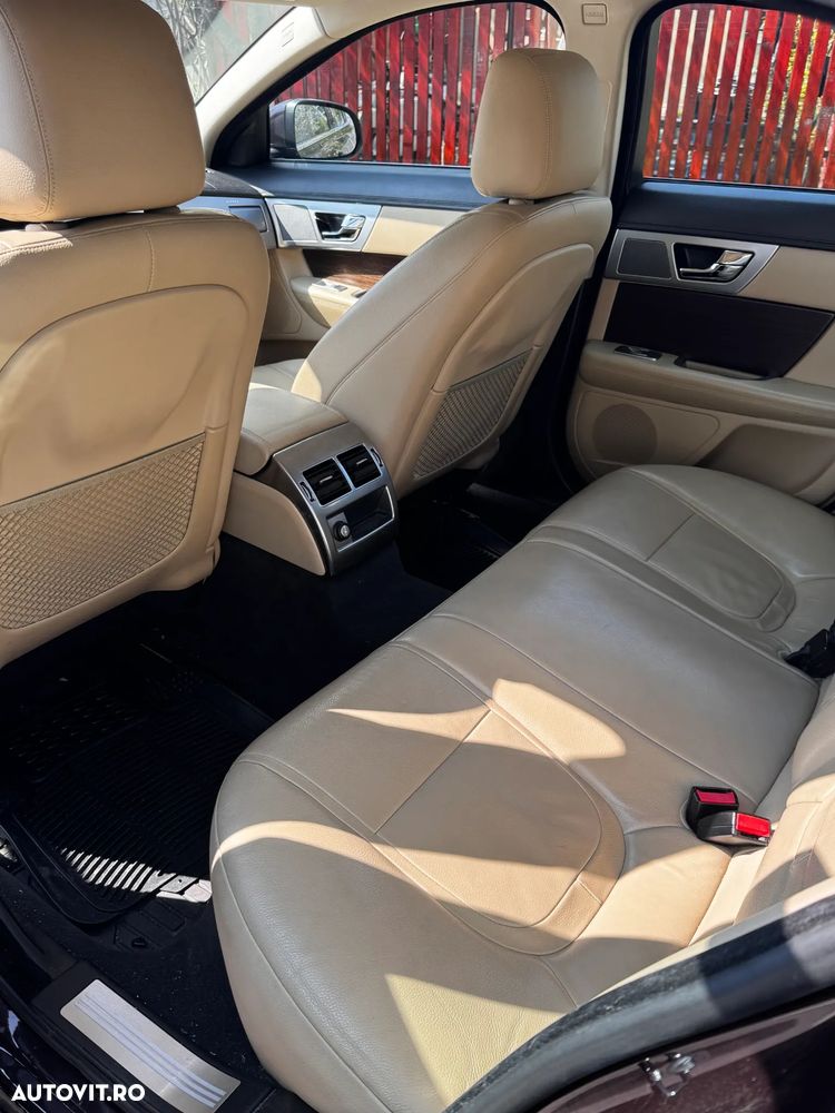 Jaguar XF 2.2D - 11