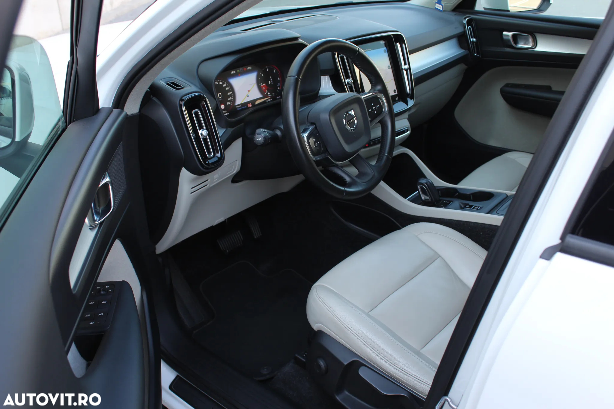 Volvo XC 40 D4 AWD Geartronic Momentum Pro - 4