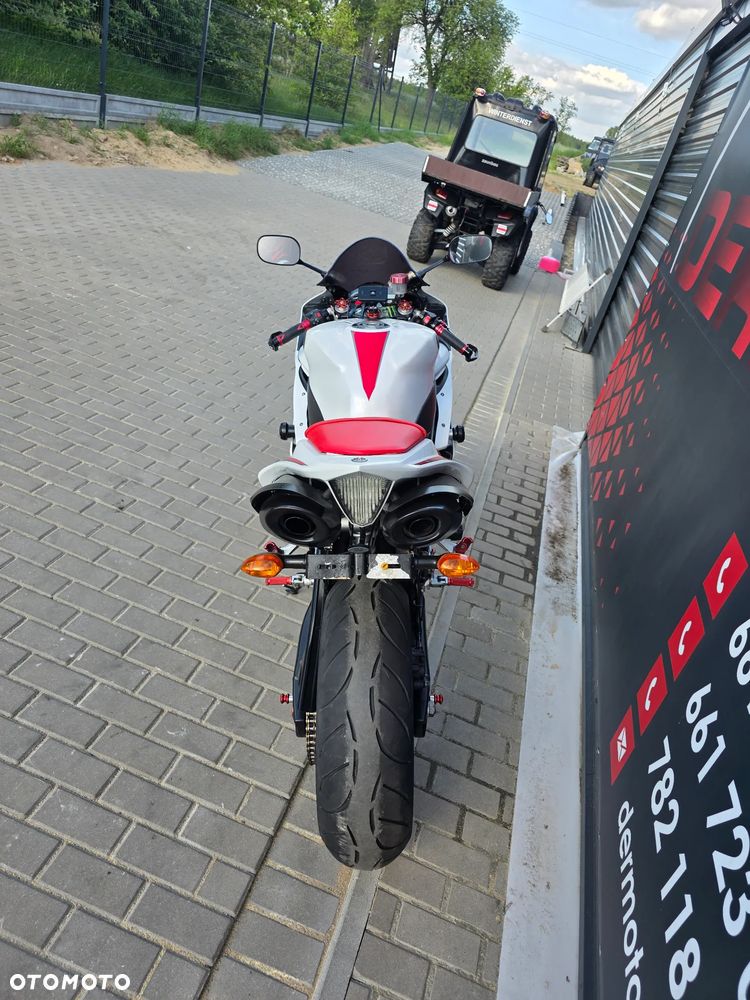 Yamaha R1 - 32