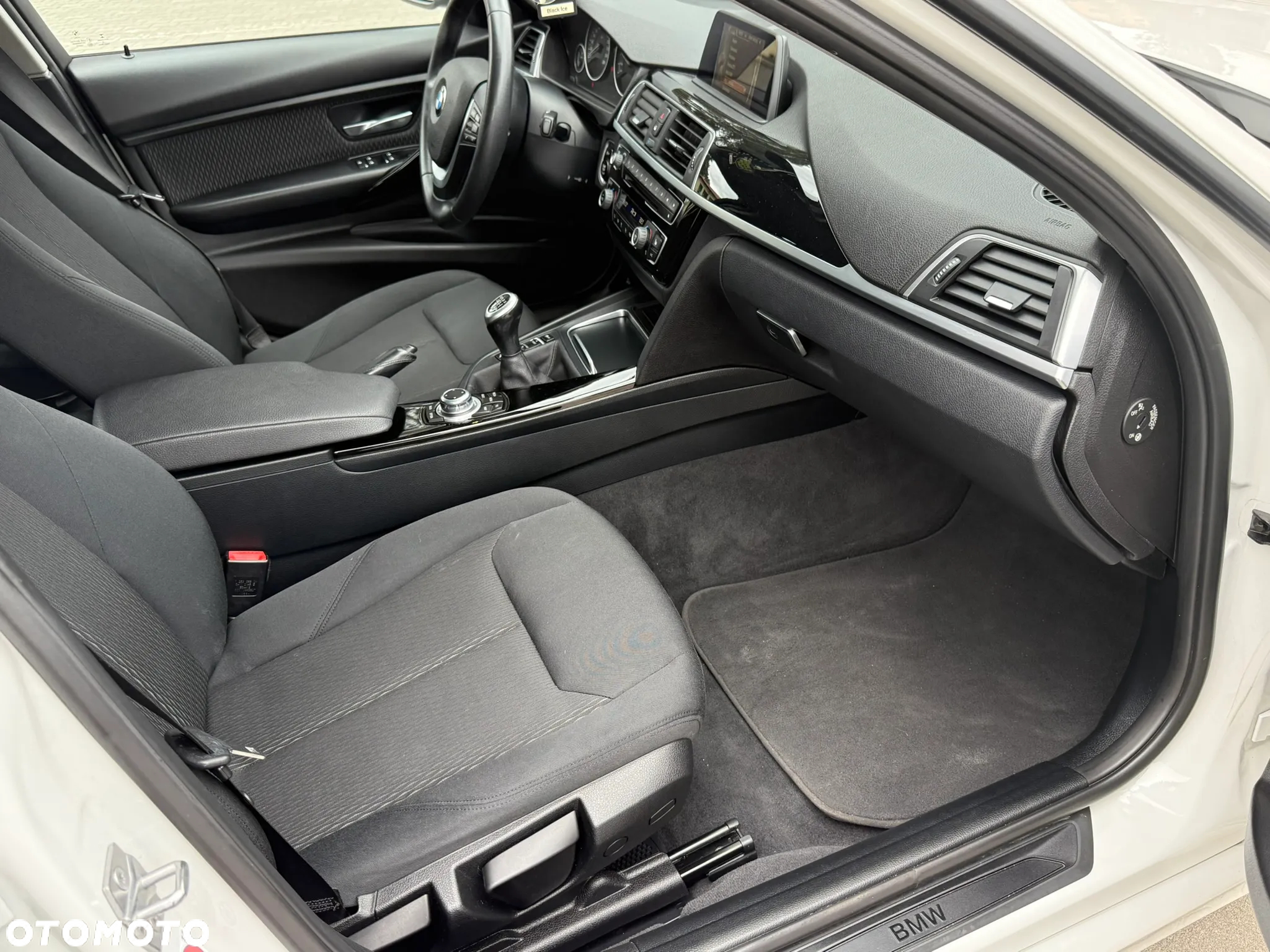 BMW Seria 3 318d Sport Line Shadow - 32