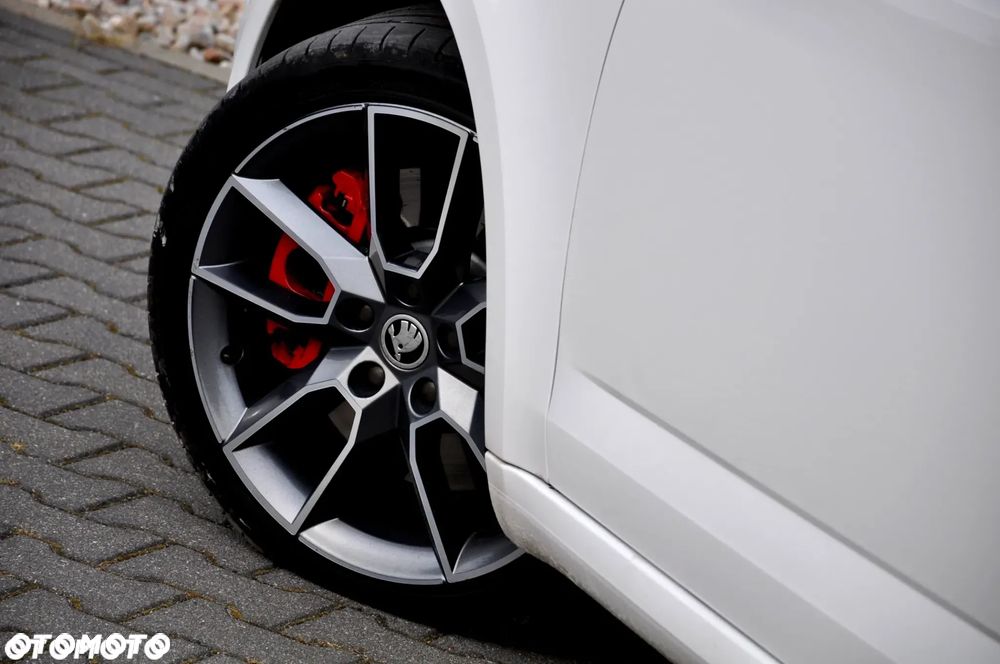 Skoda Octavia Combi 2.0 TDI DSG RS - 25