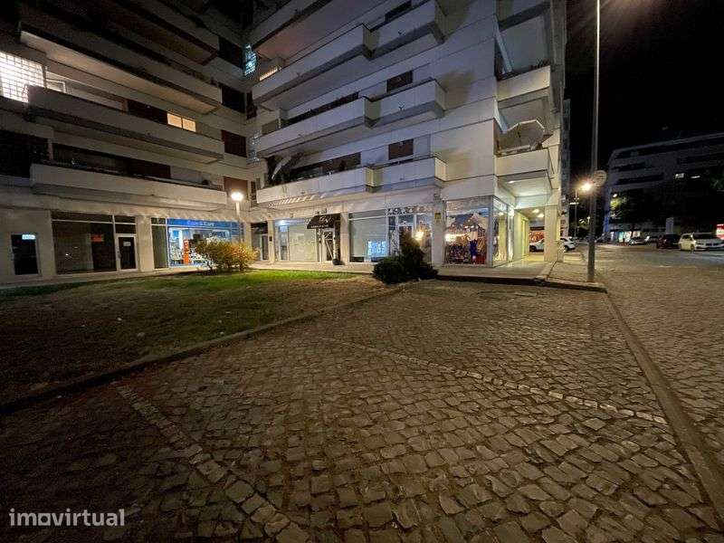 Loja na solum com duas frentes. Muito estacionamento grátis! - Grande imagem: 3/7