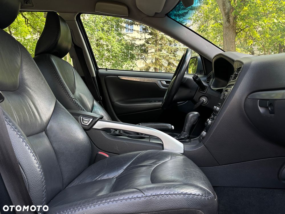 Volvo XC 70 D5 AWD Momentum - 8