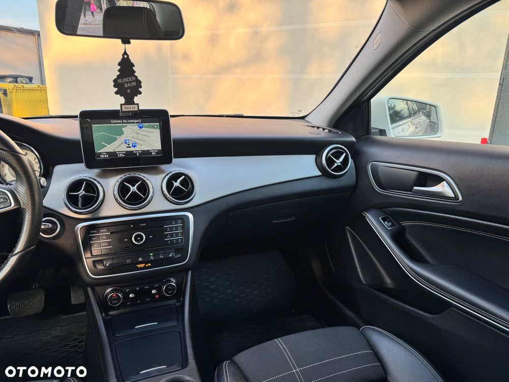 Mercedes-Benz GLA 200 7G-DCT - 23