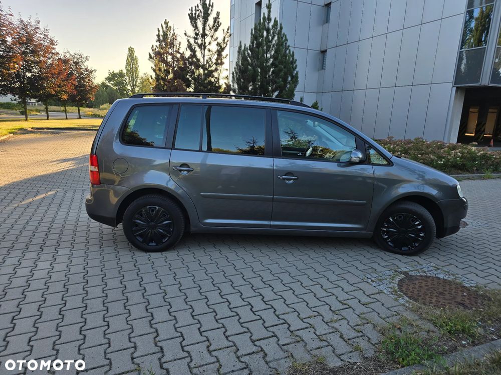 Volkswagen Touran 1.6 FSI - 11