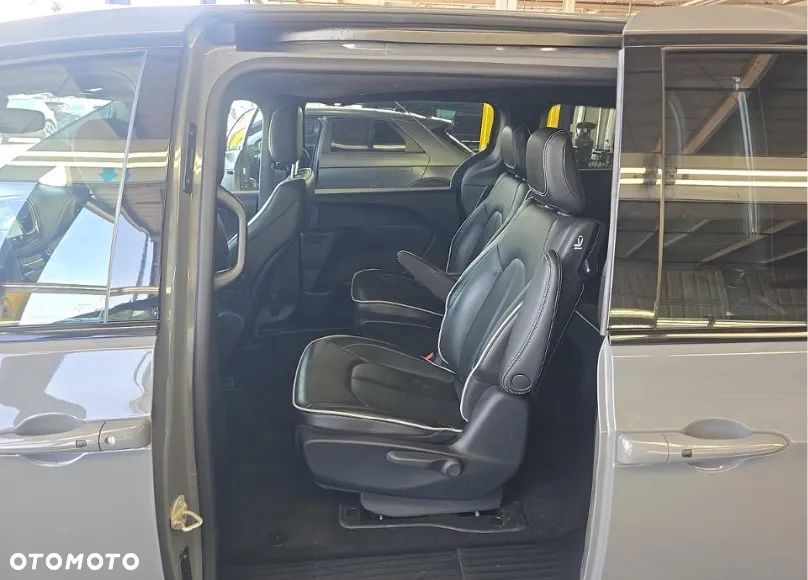 Chrysler Pacifica - 12