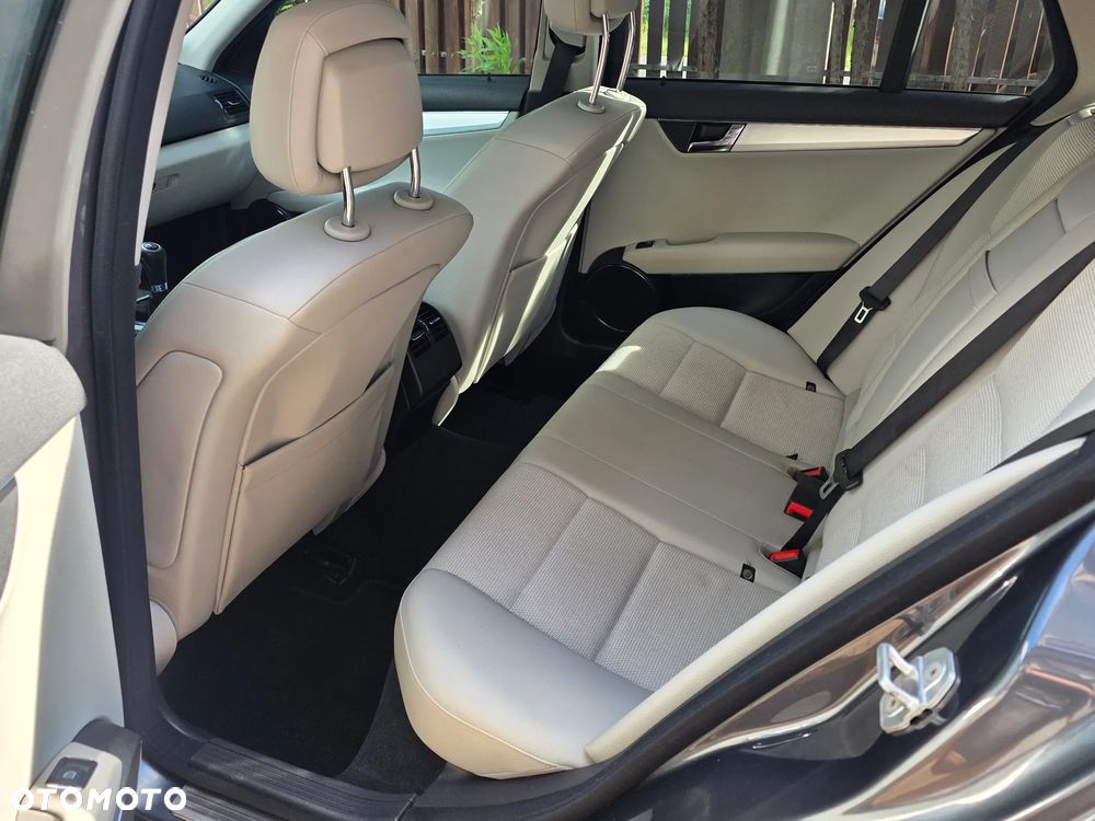 Mercedes-Benz Klasa C 280 Avantgarde Sport Edition + - 29
