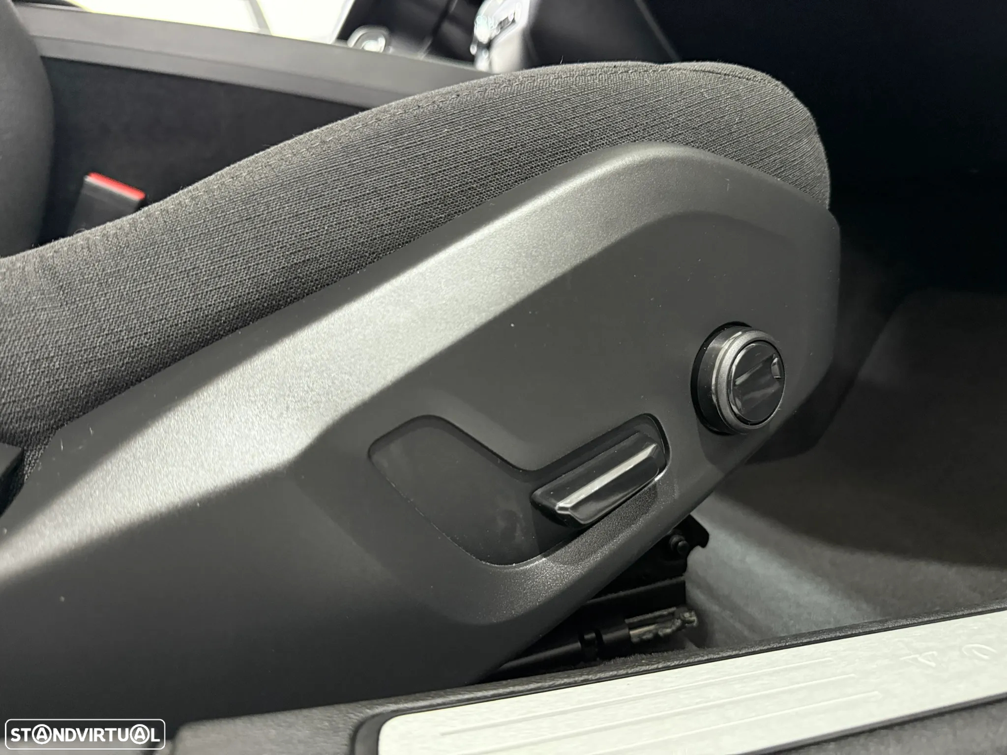 Volvo V60 2.0 B4 Momentum Geartronic - 34