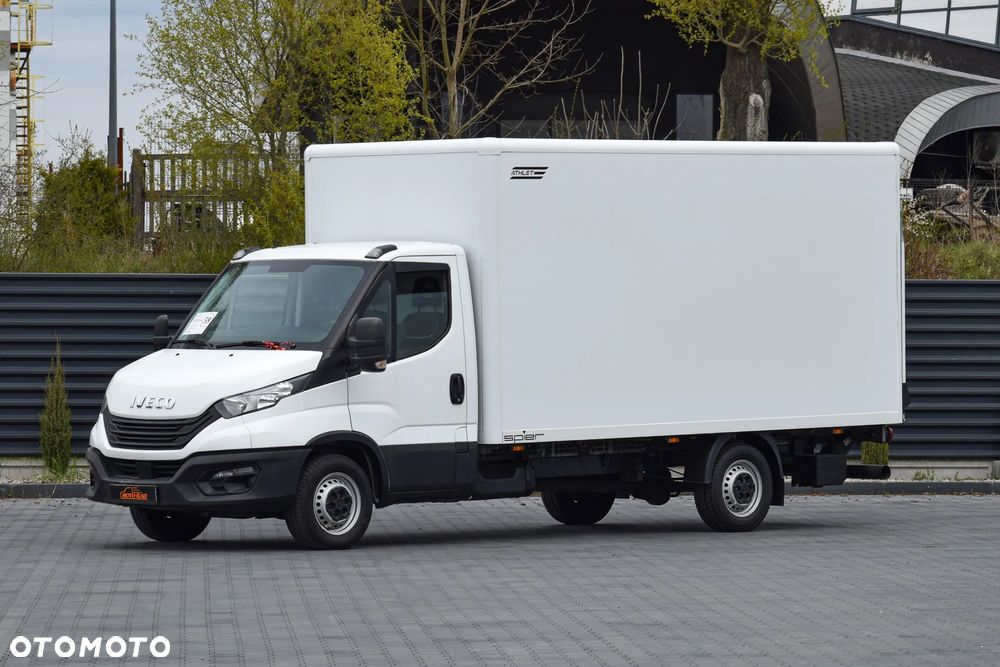 Iveco DAILY 35S14 / 2.3 - 140 KM / AUTIOMAT HI-MATIC / 3 OSOBY / DO 3,5 TONY / KONTENER / DOSTAWCZE / WINDA PALFINGER / KLIMA / TEMPOMAT / 2022 / SERWISOWANY / SPROWADZONY Z NIEMIEC - 1