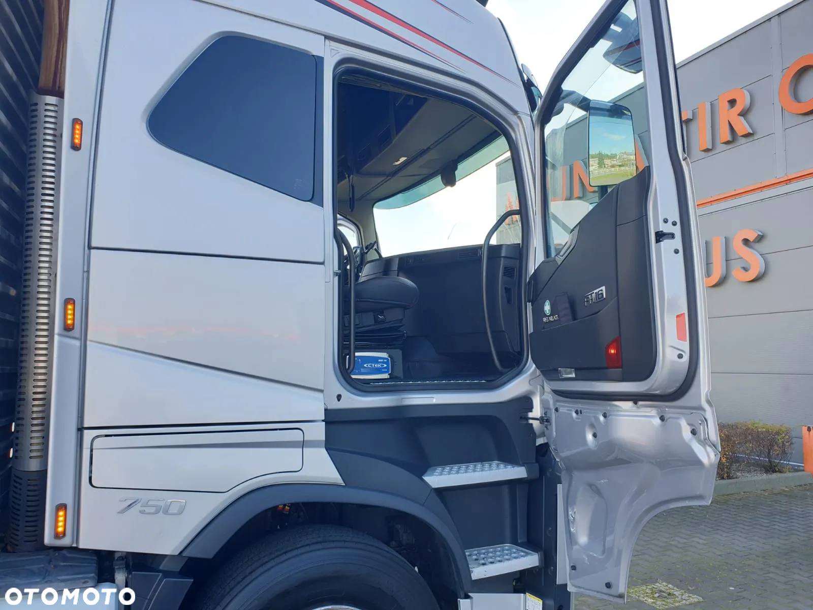 Volvo FH 16 750 6x4 GLOBETROTTER DO DRZEWA - 35