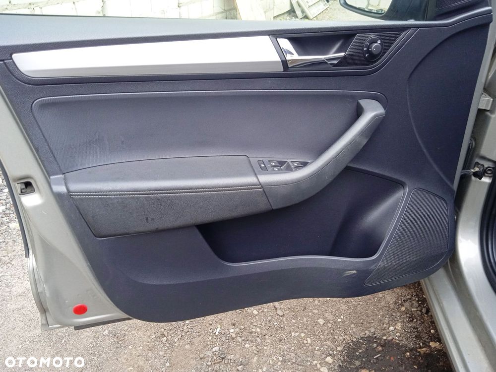 Boczek Lewych Prawych Przednich Drzwi Skoda Rapid - 2