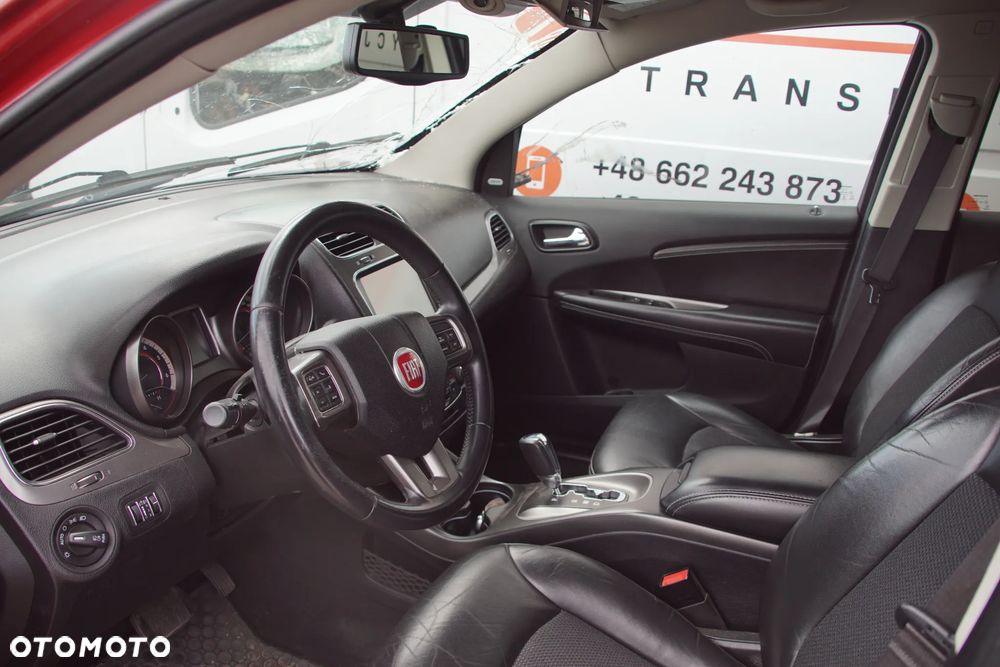 Auto na części - Fiat Freemont 2.0 MultiJet 170 KM 939B5000 62TE PRM 2015R Silnik Skrzynia Drzwi Maska Błotnik Zderzak Klapa Lampa Lusterko Klamka Szyba Deska Kokpit Sterownik Moduł Czujnik Licznik Wyświetlacz Panel Kierownica - 11
