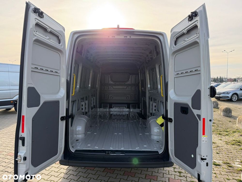 Volkswagen Crafter 35 2.0 TDI L4H3 4490 140 KM - 8