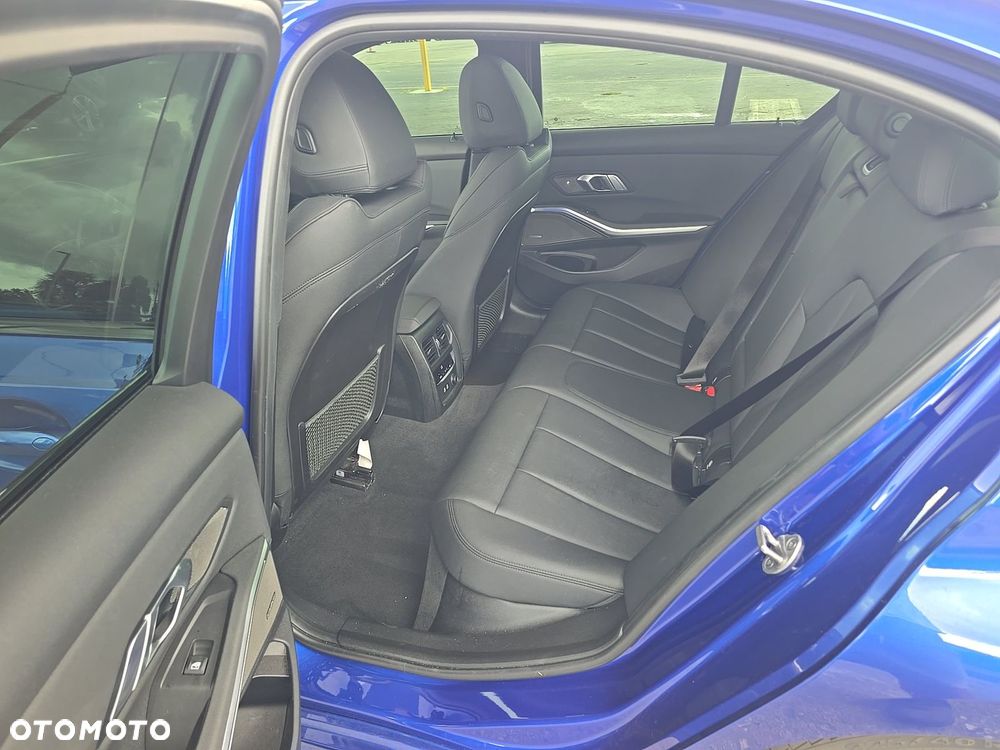 BMW Seria 3 330i M Sport - 11