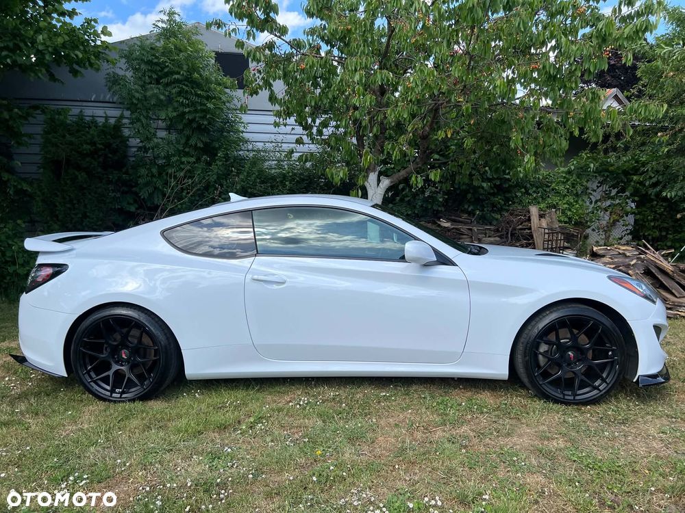 Hyundai Genesis Coupe - 4