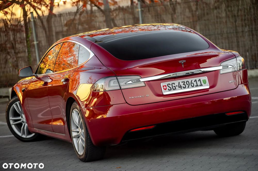 Tesla Model S - 10