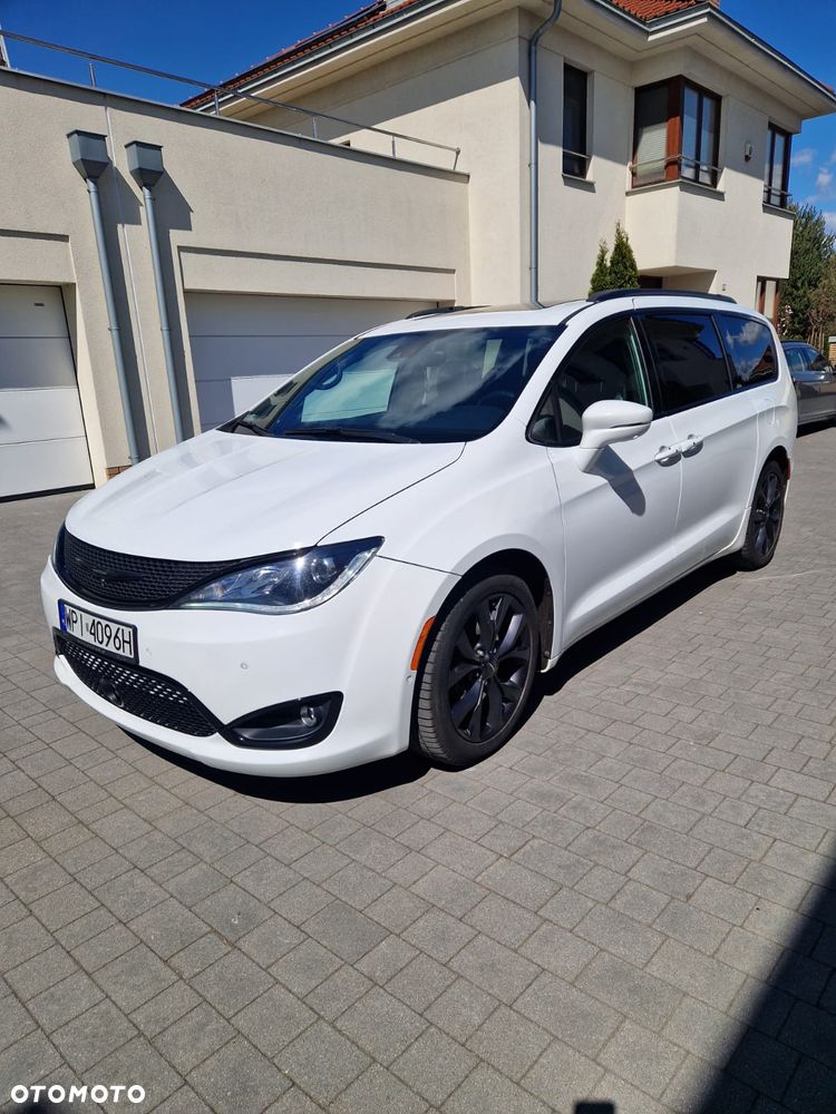 Chrysler Pacifica - 1