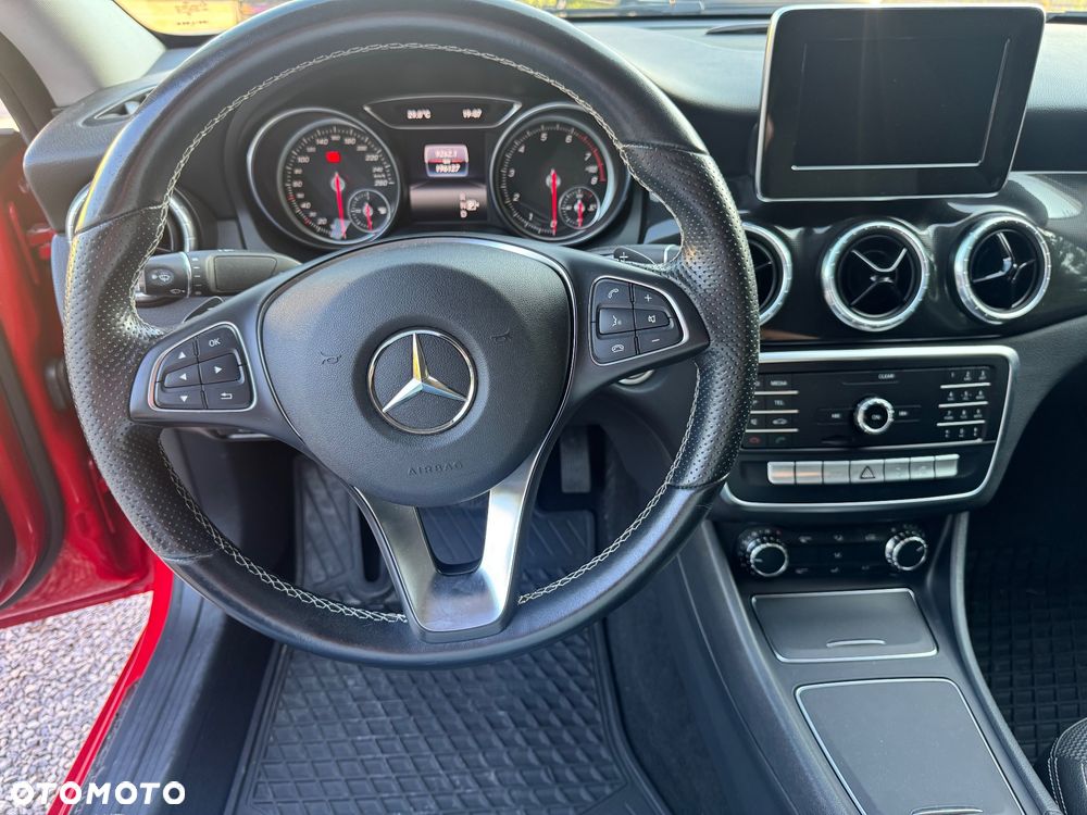 Mercedes-Benz CLA 180 7G-DCT - 10