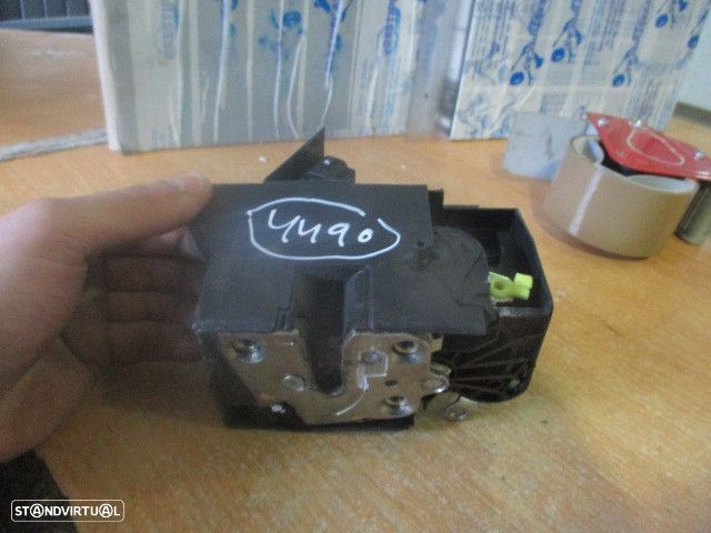 Fecho 825033585RF DACIA SANDERO 2016 5P TE 2 PINOS DACIA SANDERO 2 FASE 1 2016 0.9I 90CV 5P AZUL TE 2 PINOS DACIA SANDERO 2 FASE 2 2017 0.9I 90CV 5P LARANJA TE - 2