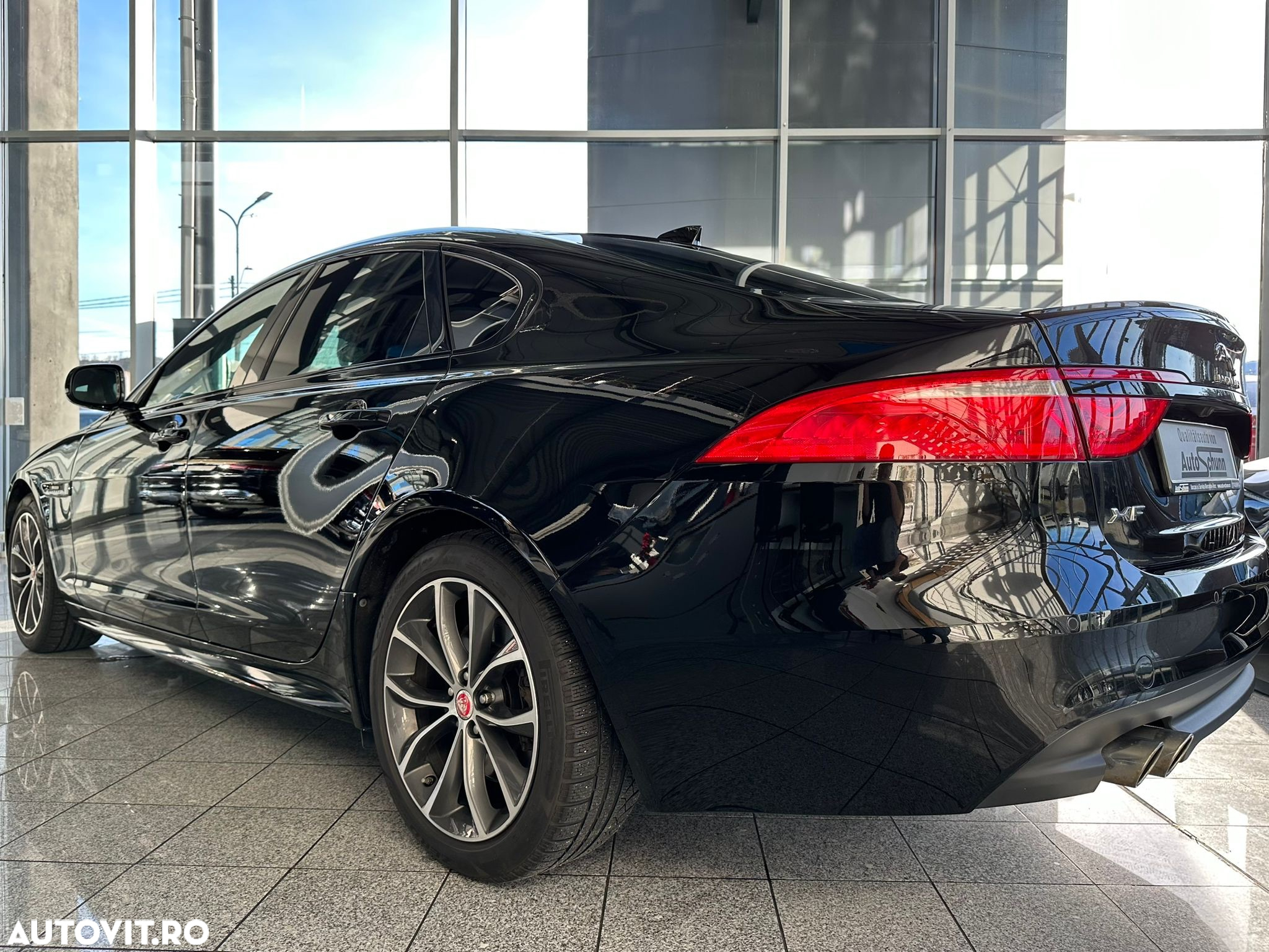 Jaguar XF 20d RWD R-Sport - 4