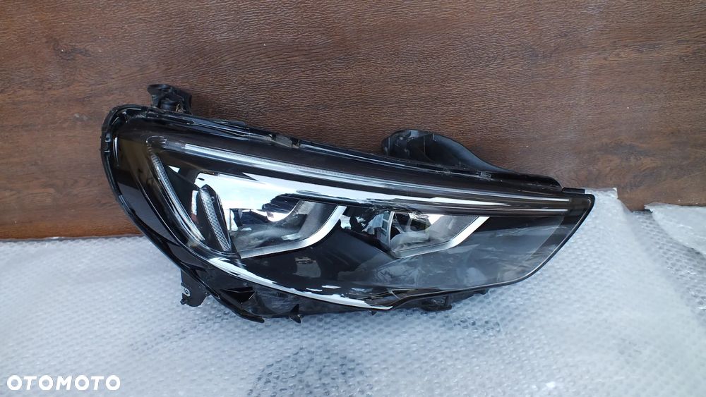 Lampa  przednia prawa Opel Insignia B czarna - 1