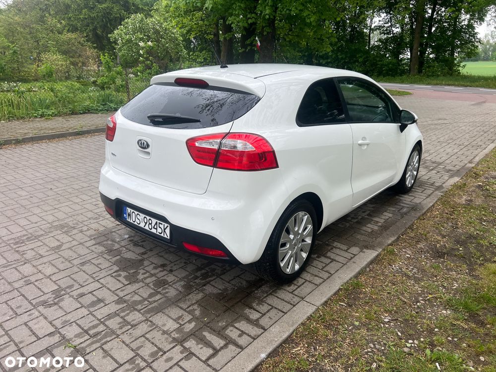 Kia Rio 1.2 L - 6