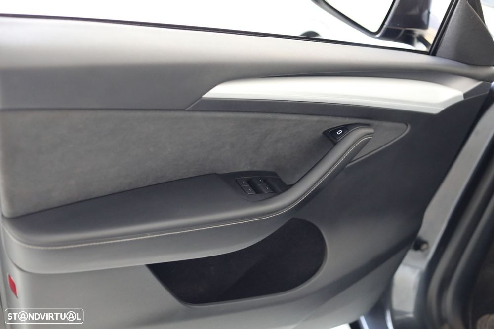 Tesla Model Y Long-Range RWD - 18