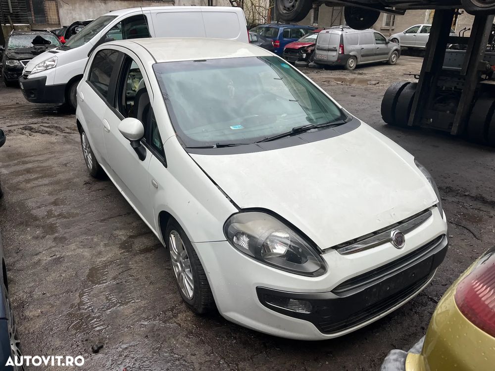 Dezmembrez Fiat Punto facelift alb 2010-2011 1,4 benzina - 1