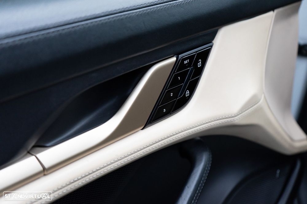 Porsche Taycan Turbo - 27