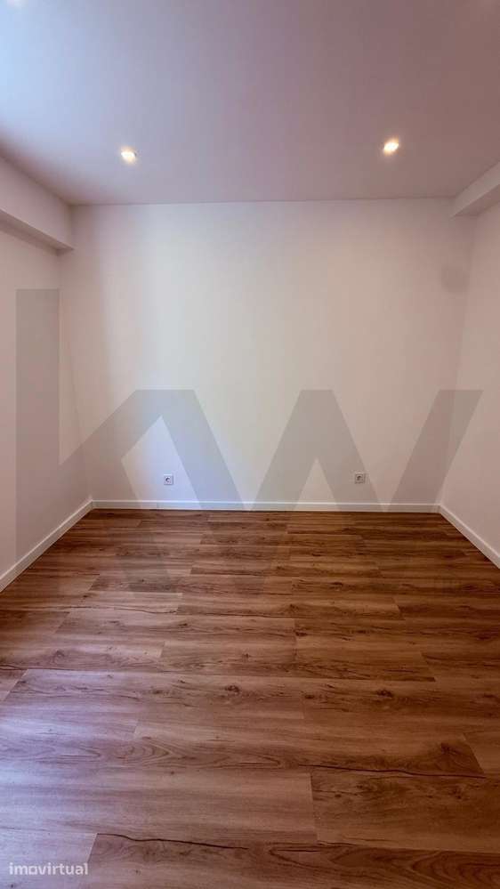 ENTRAR E VIVER! T2 com Remodelação Total no Forte da Casa - Grande imagem: 4/37
