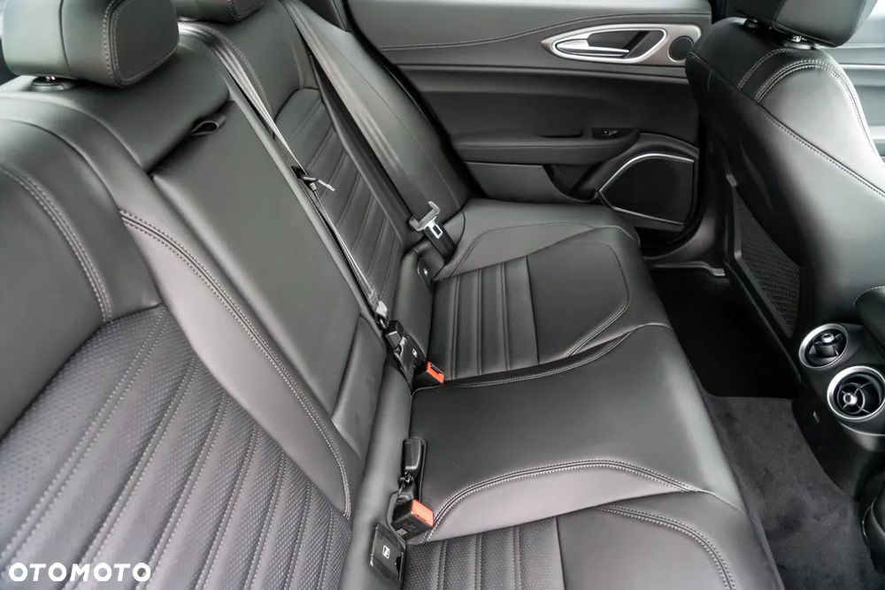 Alfa Romeo Giulia 2.0 Turbo Veloce Q4 - 13