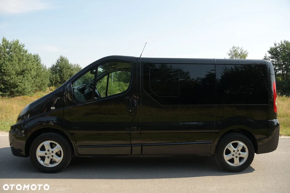 Renault Trafic Grand Passenger Black Edition - 4