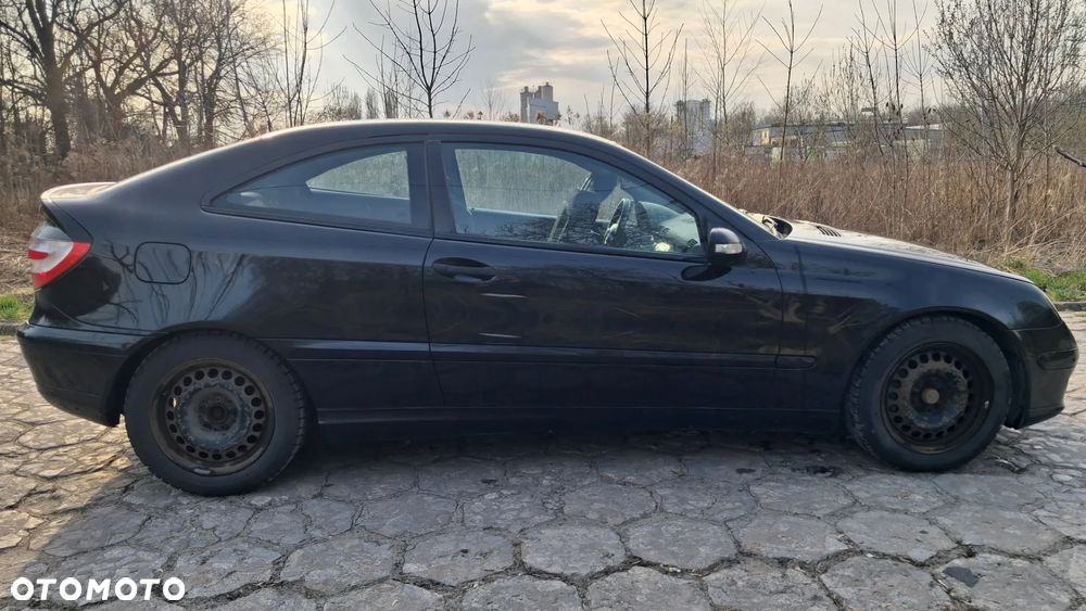 Na części MERCEDES C KLASA COUPE W203 C220 silnik 2.2 CDI OM 646.963 lakier C197 skrzynia maska zderzak drzwi klapa szyba fotel kanapa lusterko lampa deska GWARANCJA !!! Przód Tył Zestaw Komplet Drzwi Klapa Zderzak Błotnik Maska Grill Atrapa Szyba Pas Lampa Lusterko Boczki Fotel Kanapa Kokpit Deska Rozdzielcza Przełącznik Włącznik Sterownik Przewody Wiązka Instalacja Moduł Komputer Czujnik Listwa Pompa Alternator Wtryski Głowica Rozrusznik Kompresor Sprzęgło Dwumas Silnik  Skrzynia ABS Klimatyzacji Paliwa Wspomagania Kolektor Turbina Przepustnica Zawór Chłodnica Koło Hak Belka Sanki Zawieszenie Mcpherson Półoś Amortyzator Wydech Tłumik Zacisk Most - 6