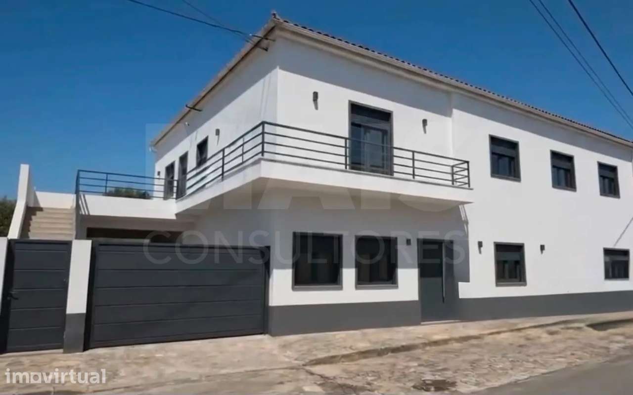 Apartamento T2 novo com quintal e estacionamento