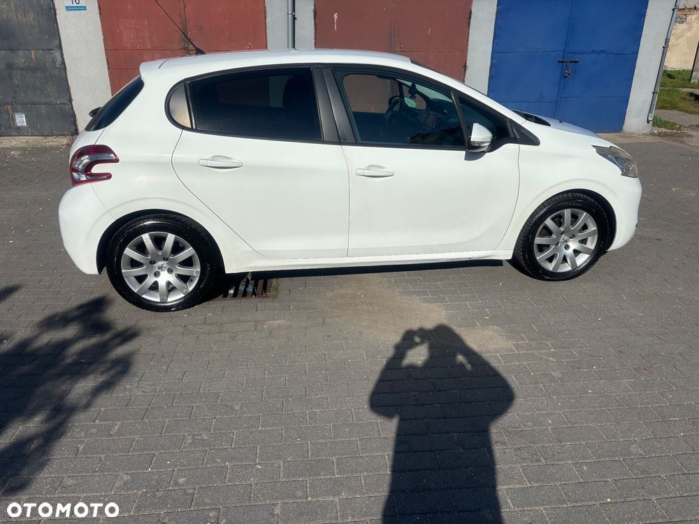 Peugeot 208 2012 photo 3
