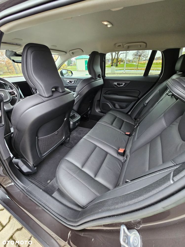 Volvo V60 B4 B Plus Dark - 29