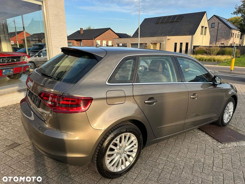 Audi A3 Sportback 1.6 TDI S line Sportpaket - 4