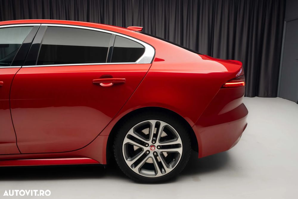 Jaguar XE 2.0 AWD Portfolio - 10