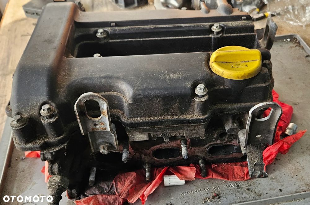 Głowica silnika wałki pokrywa zaworów Opel Corsa C 1,0 12V Z10XE 90400233 - 2