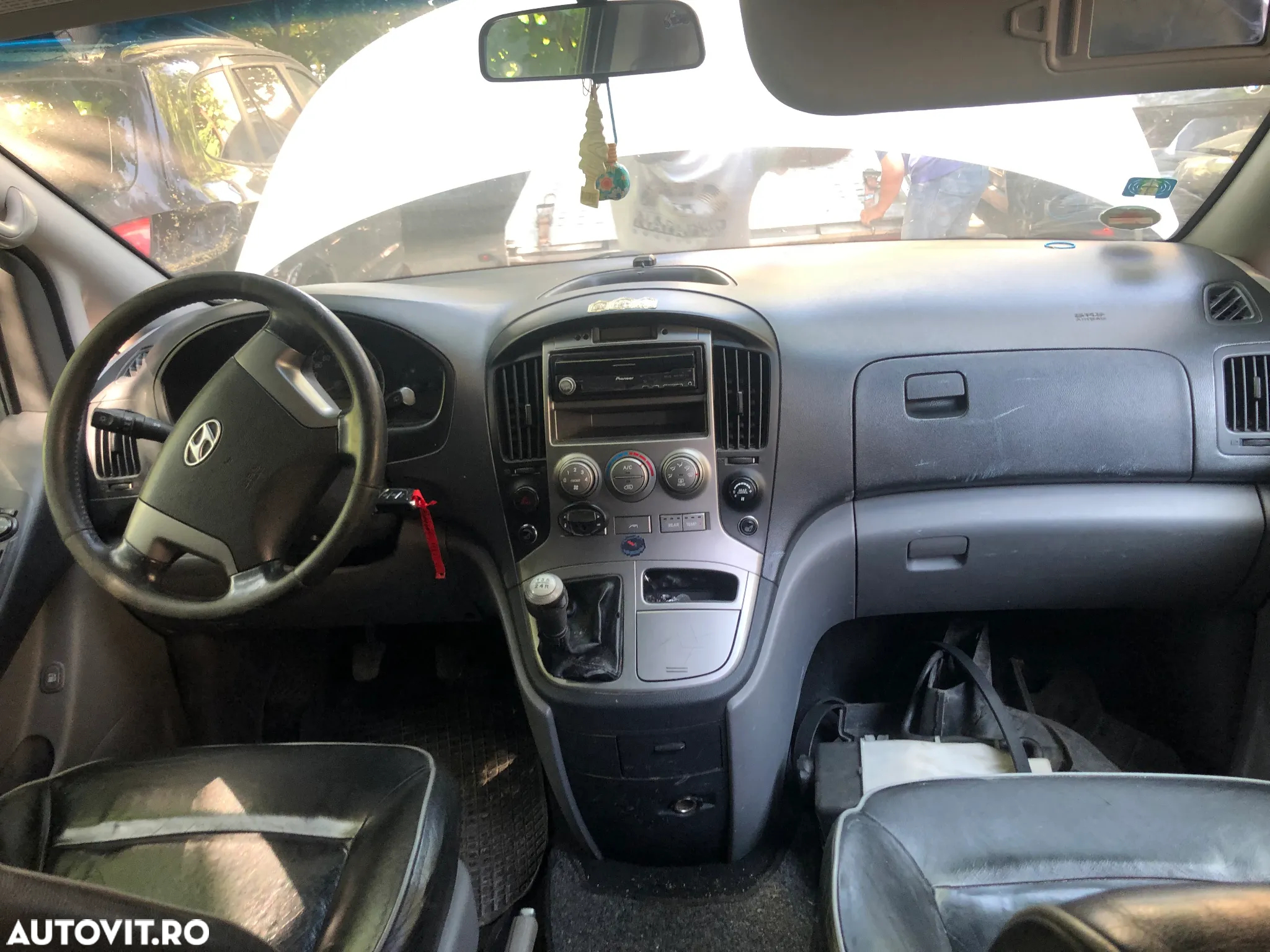 Dezmembrez Hyundai H1 alb 2011 diesel - 6