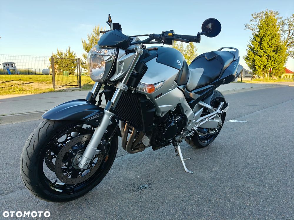 Suzuki GSR - 4